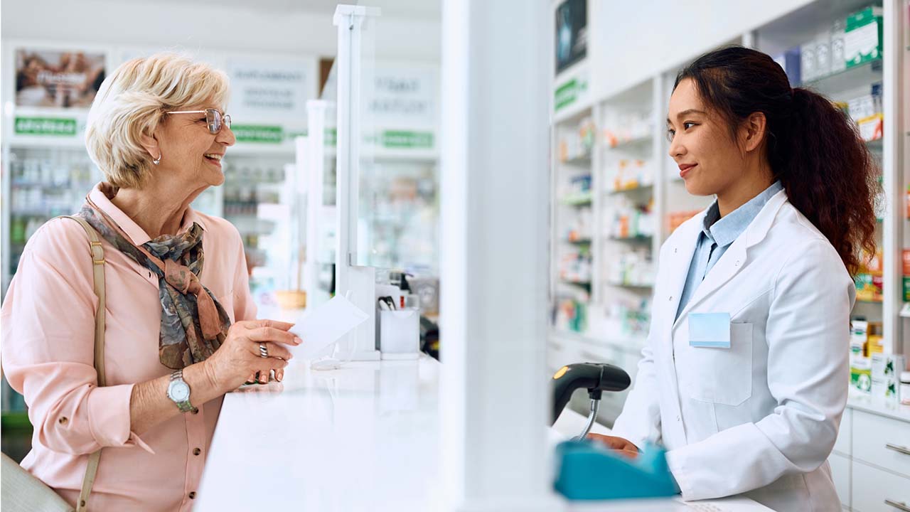 pharmacist-elderly-patient-summary