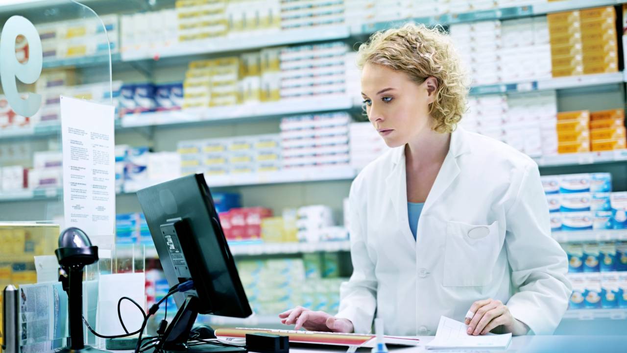 pharmacist-computer-summary-1