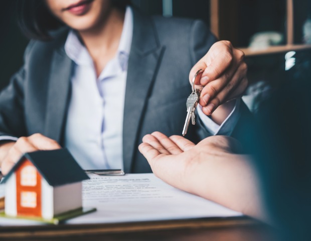 estate-agent2-id1130829464.jpg