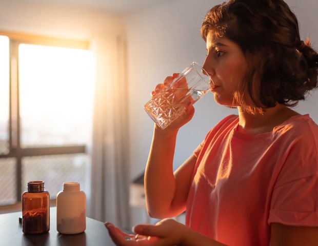 woman-supplements-id1227599466b.jpg