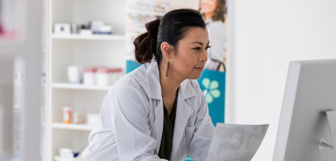 Pharmacist working computer 1075.jpg