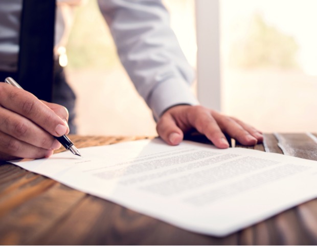 signing-document id963899000-2.jpg