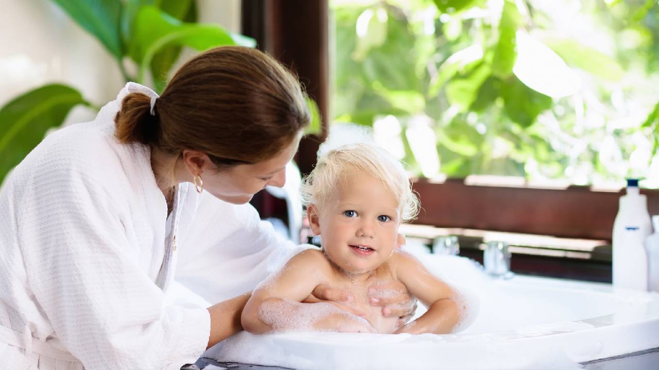 eczema_child, bath, emollient_summary.jpg